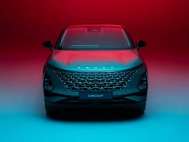 OMODA 5 electric vehicle under red lighting