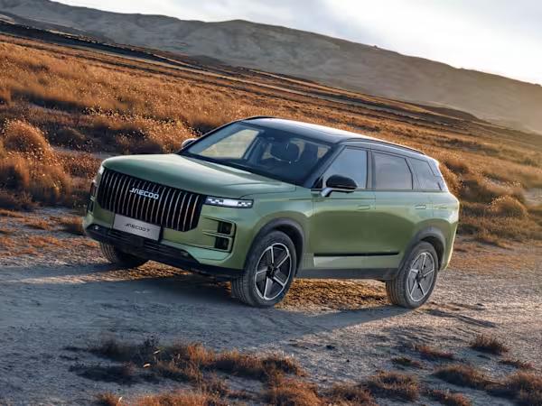 JAECOO 7 SUV in green driving down a mountain road