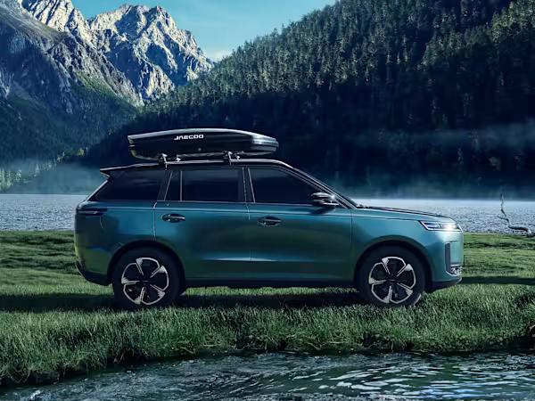 JAECOO 5 SUV parked by a lake in the mountains