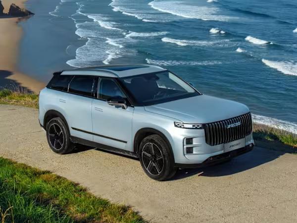 JAECOO 7 SUV in silver driving along the coast